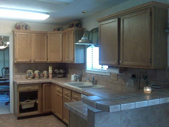 Kitchen w/upgraded tile