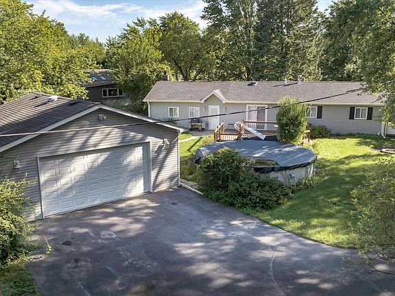4th image of 16221 Laurel Dr