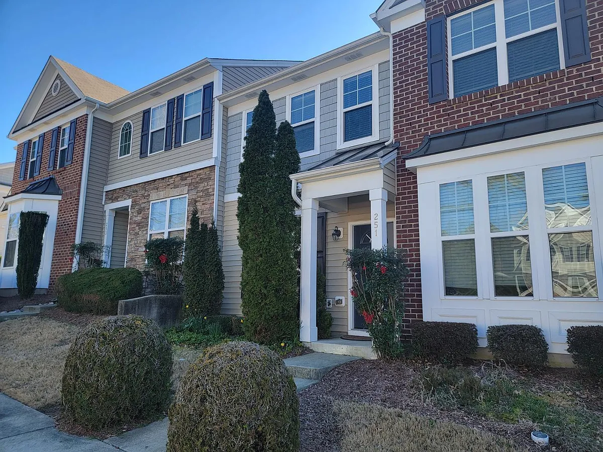Building Photo - 100 Stratford Lakes Dr #251
