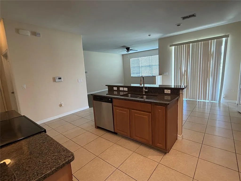 5 bed, 3.0 bath, 3184 sqft, $2,950 — Photo 4