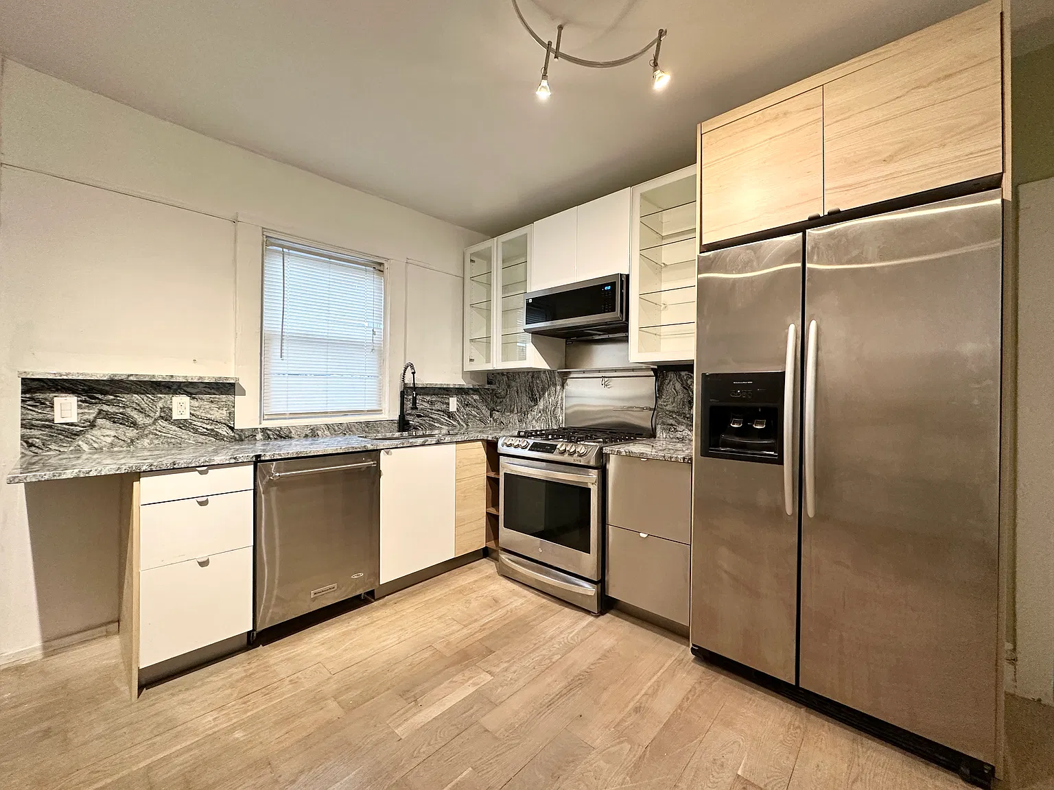 137 Sutton St — Photo 1