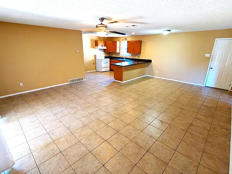 821 Gregory Ave — Photo 4