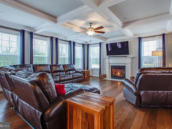 3rd image of 40295 Laurel Cir