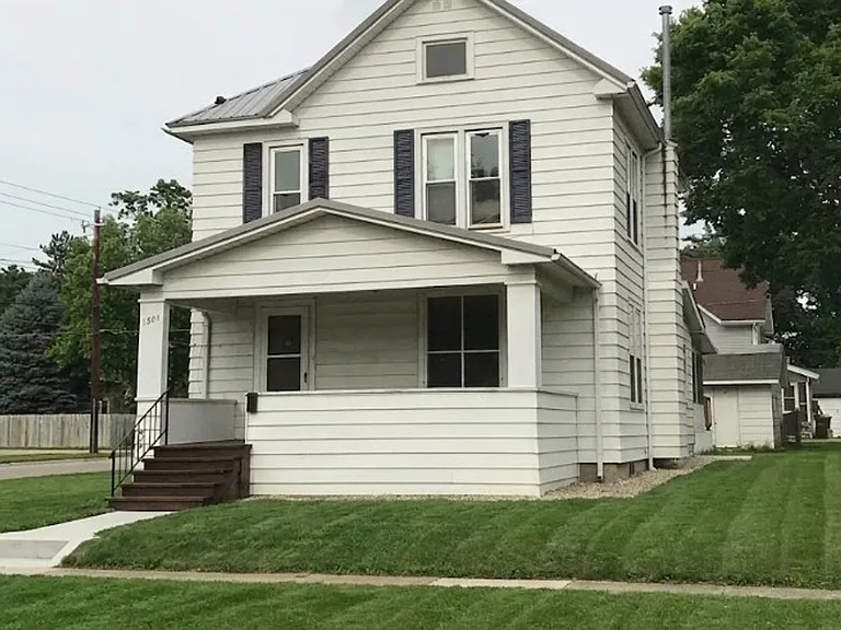 1204 Bluff St — Photo 3