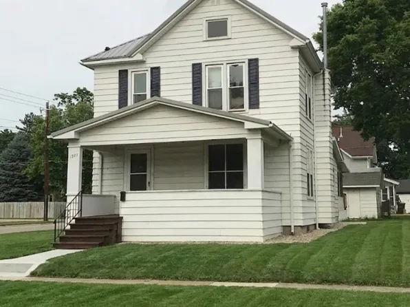 1204 Bluff St, Cedar Falls, IA 50613