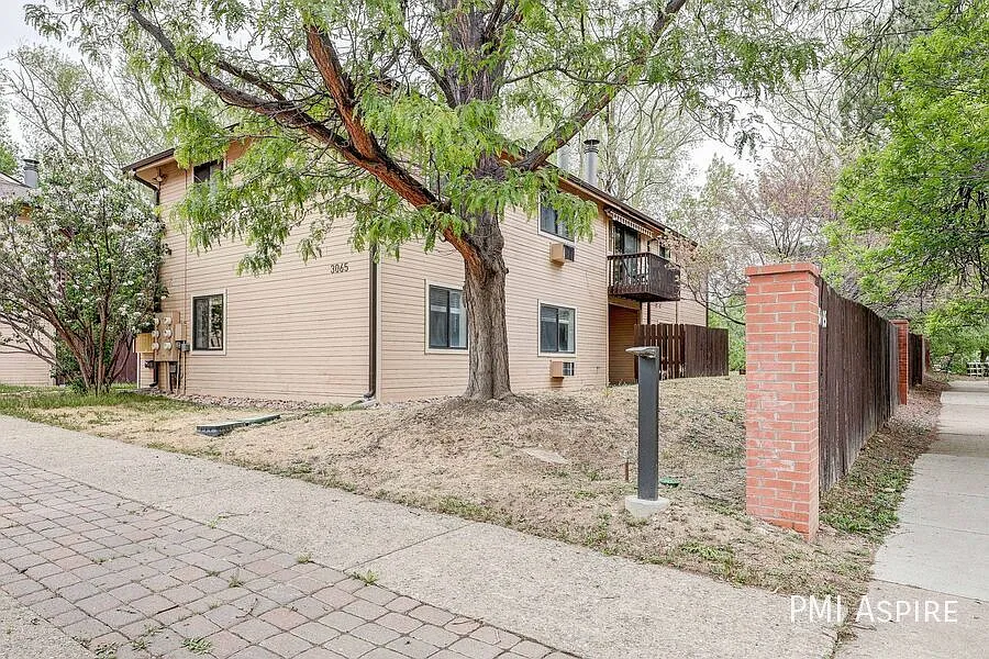 Bright Updated Condo with Amazing Location — Photo 3