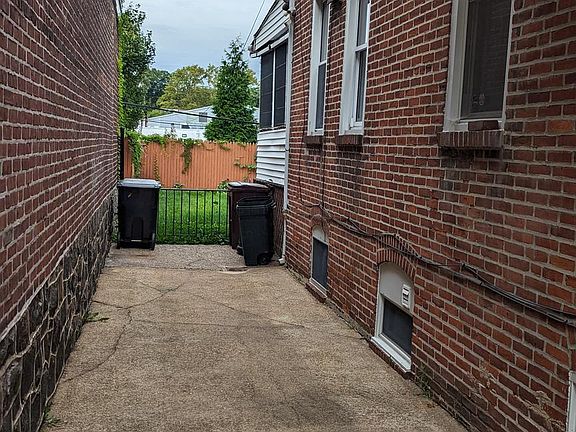 2nd image of 903 N Lincoln St