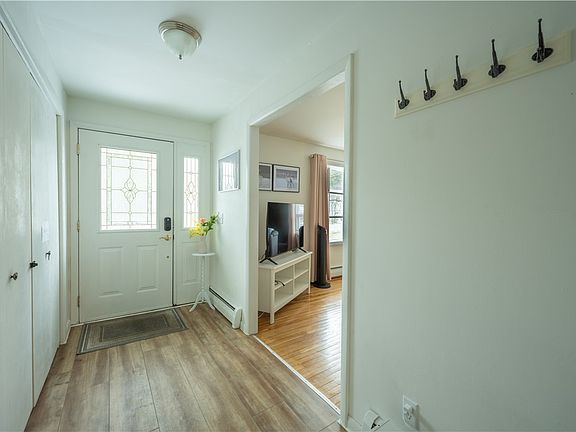 5th image of 18 Highland Cres