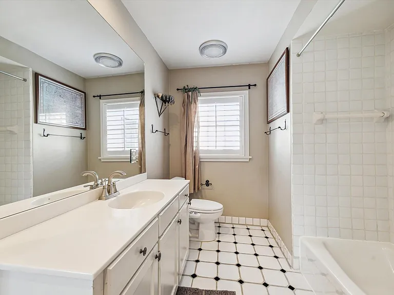 2510 Locke Ln — Photo 23