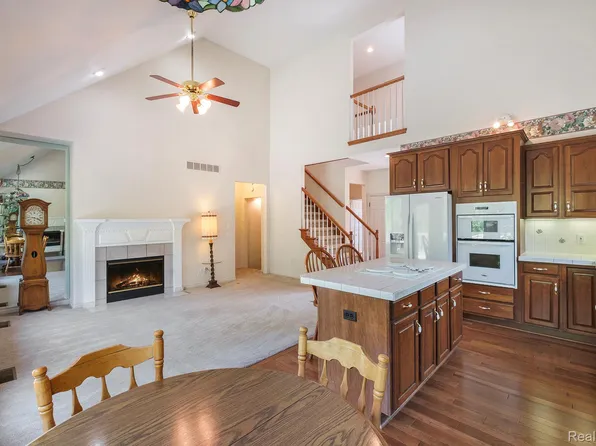6161 Golfside Ct, Grand Blanc, MI 48439