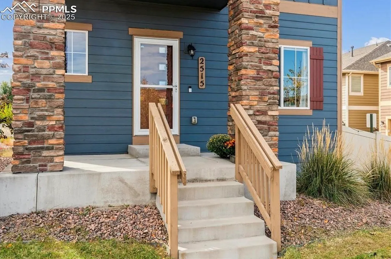 4 bed, 3300 sqft, $900 — Photo 3