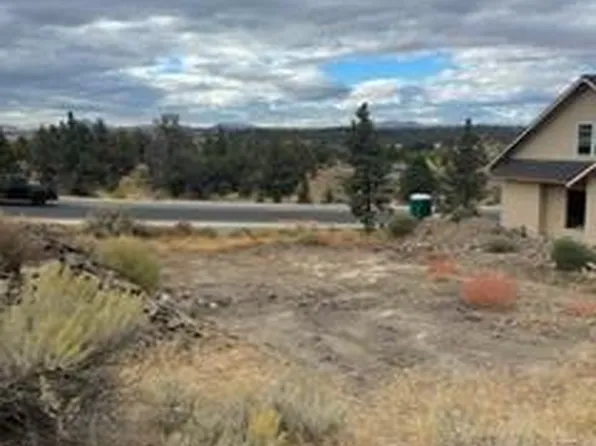 1052 SE Bluegrass Ln, Madras, OR 97741