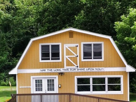 Located 15 min from Asheville on an acre of land. Montessori school next door