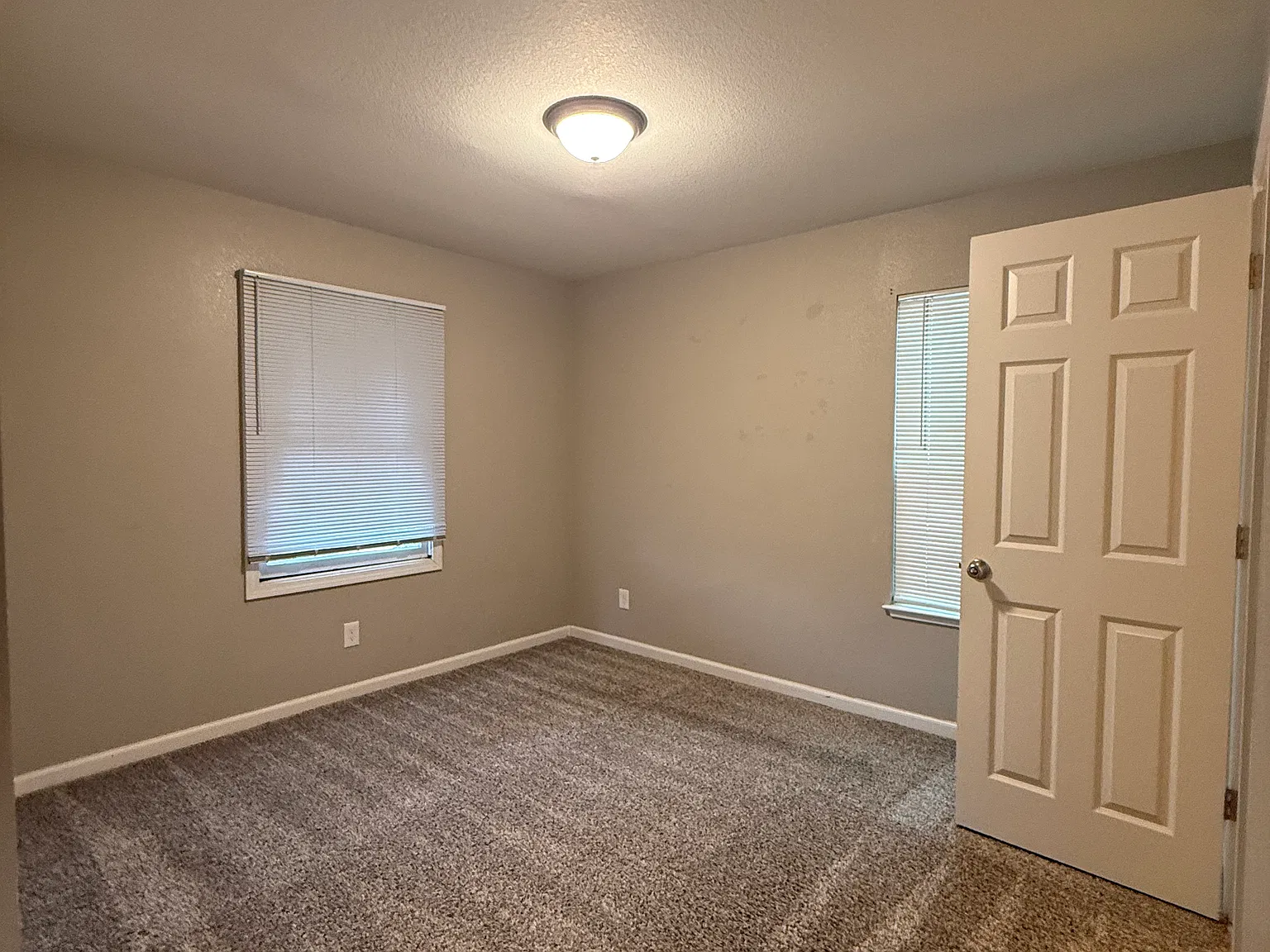 3 bed, 1.5 bath, 1350 sqft, $2,400 — Photo 4