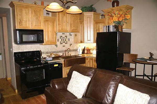 Studio, 354 sqft, $2,100 — Photo 3