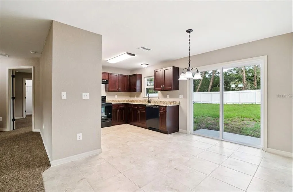 3 bed, 2.0 bath, 1331 sqft, $2,000 — Photo 4