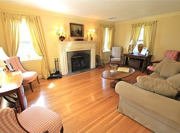 Spacious Living Room w/Wood-Burning FP (new flu liner!)