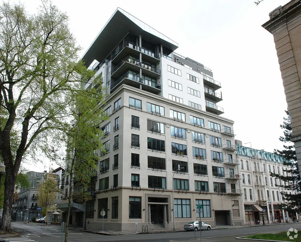 Building Photo - 300 NW 8th Ave #603
