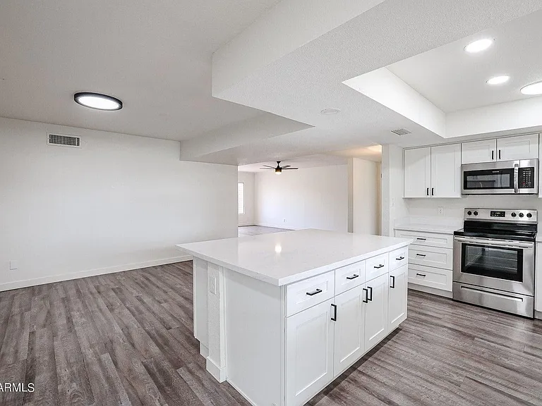 1803 W Maryland Ave — Photo 26