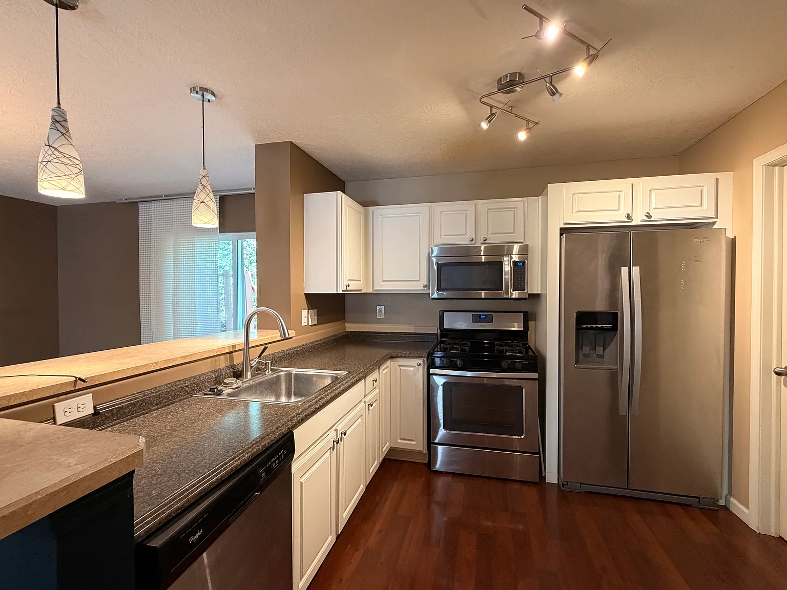 2 bed, 2000 sqft, $2,300 — Photo 2