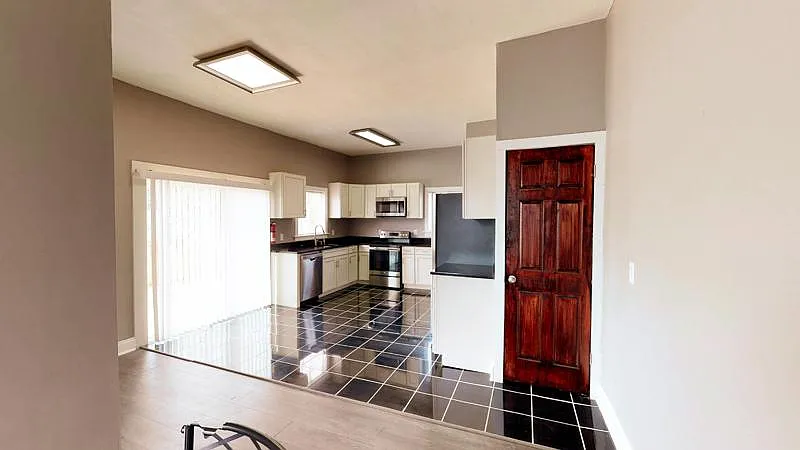 6 bed, 2542 sqft, $4,350 — Photo 3
