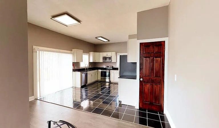 928 E Colvin St — Photo 3