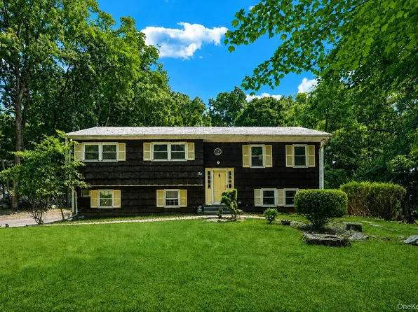 2 Cobblestone Road, Airmont, NY 10952