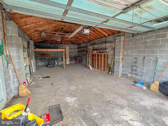 4th image of 701 E 6th St