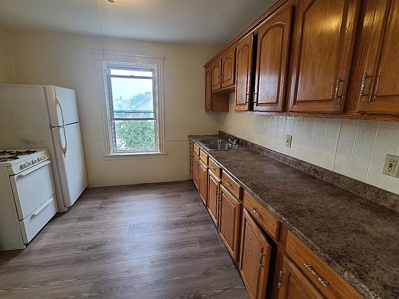 3rd image of 131 Illinois St Floor 1