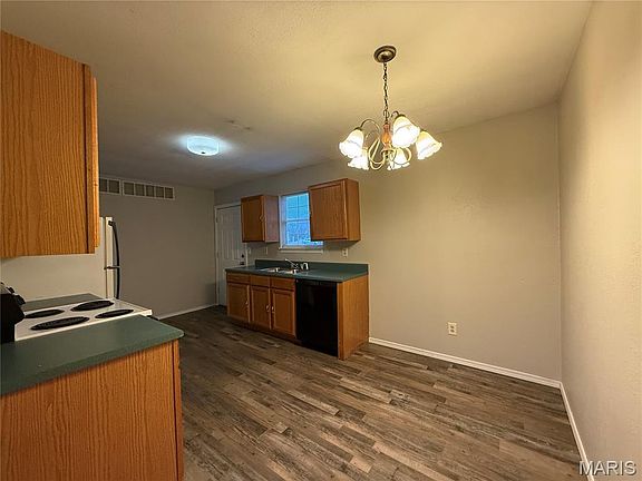 4th image of 1109 Tremont St
