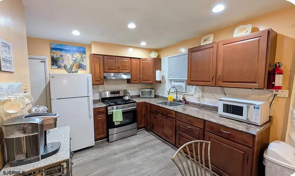 4 bed, 1.5 bath, $2,500 — Photo 4