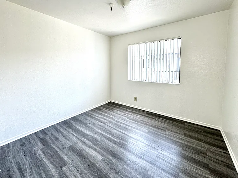 12617 Kornblum Ave — Photo 17