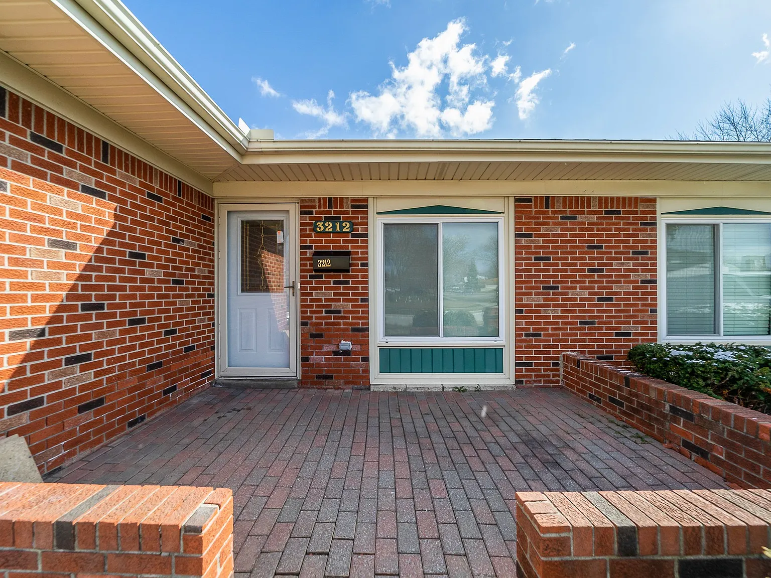 3 bed, 1644 sqft, $2,500 — Photo 2