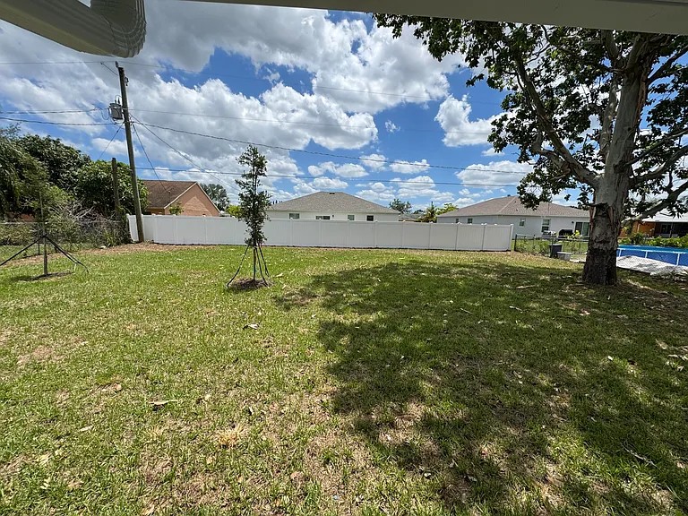 532 SW Buswell Ave — Photo 35