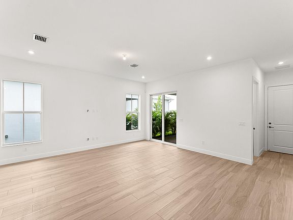 4th image of 901 SW Newfield Avenue