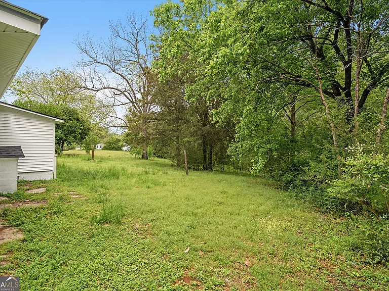 734 W College St — Photo 4