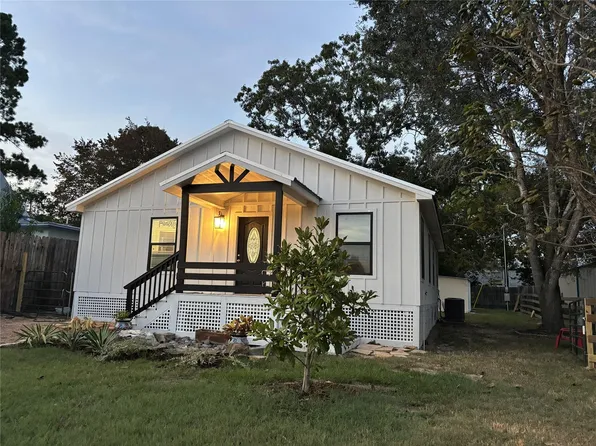 626 Front St, New Ulm, TX 78950