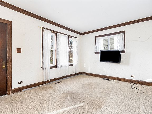 3rd image of 109 N Park St