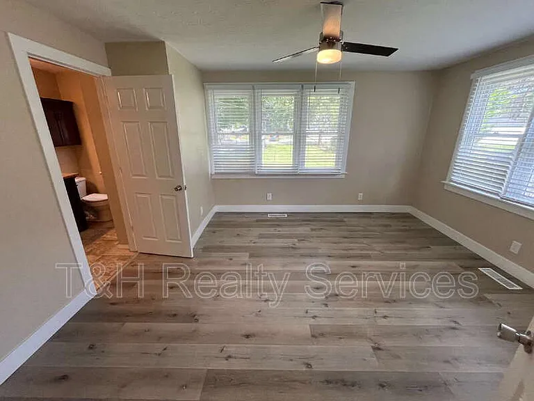 6155 Broadway St — Photo 10