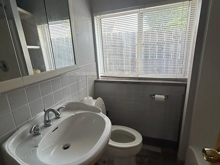 27077 Dartmouth St — Photo 5