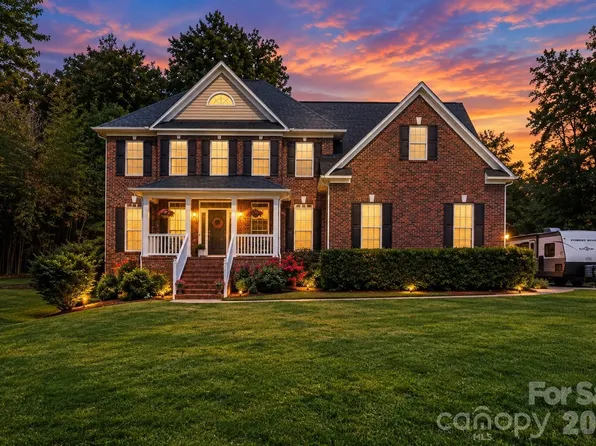 4858 Elmhurst Dr NE, Hickory, NC 28601