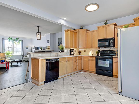 2nd image of 15844 Foster St