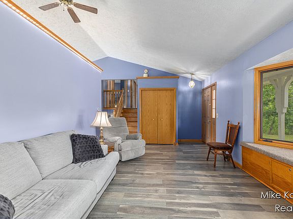 4th image of 2742 Woodridge Dr