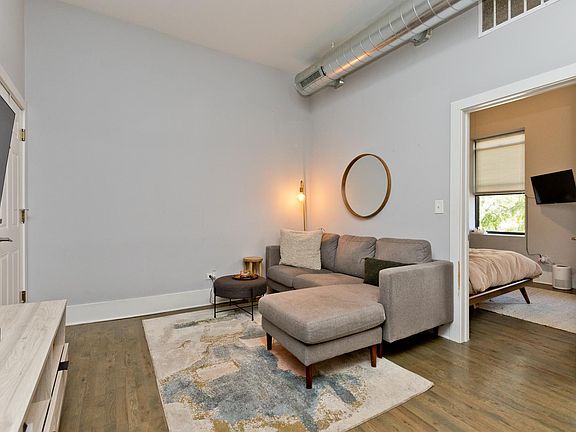 5th image of 1044 W 18th St Floor T2r