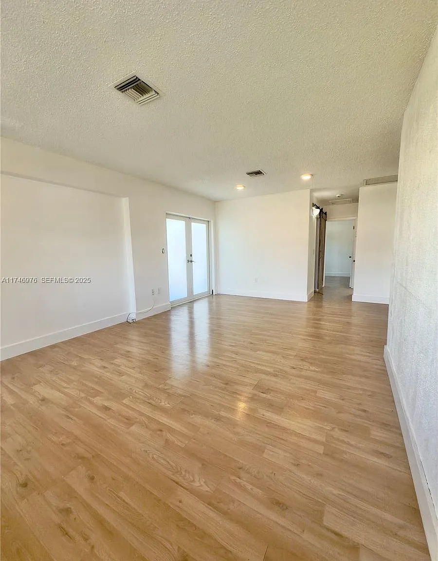 3 bed, 1180 sqft, $3,300 — Photo 4
