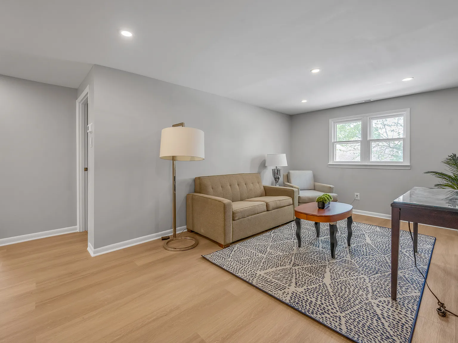 2 bed, 900 sqft, $2,400 — Photo 2