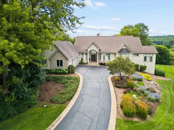 8 Saint Lo Ct, Oakwood Hills, IL 60013