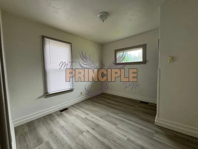 2037 Whitman Ave — Photo 10