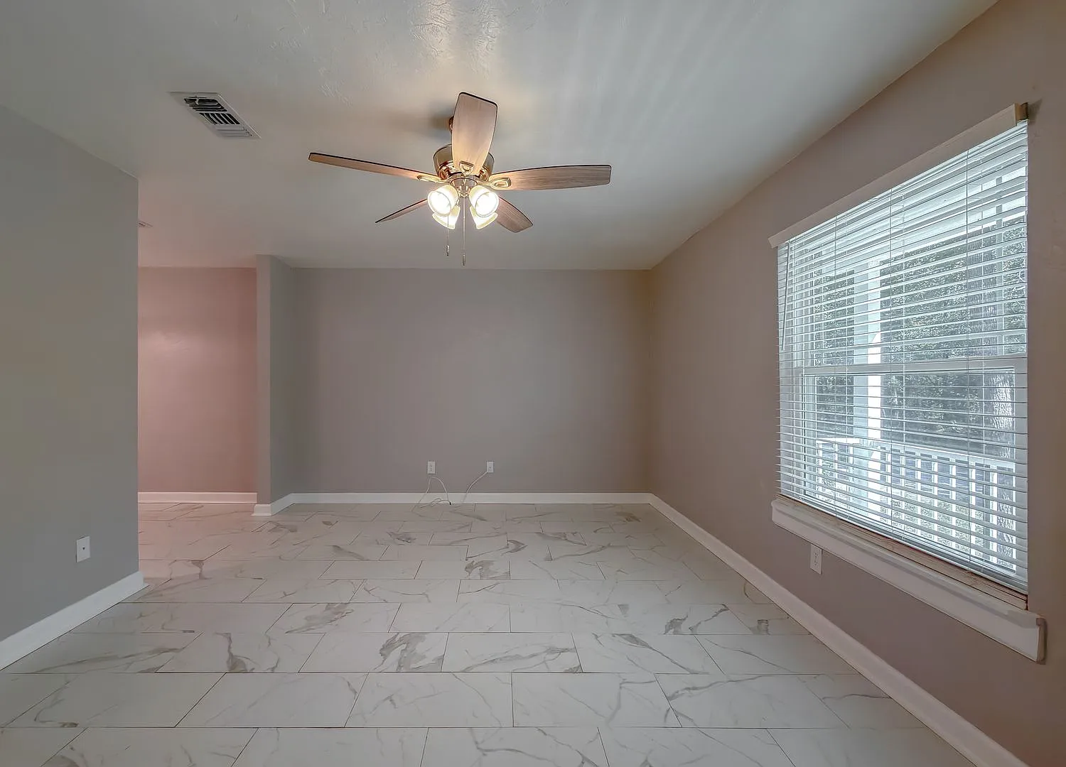 Modern & Renovated 2/1 House W/ Big Bedrooms, Large Yard, & Deck! Stainless Steel Appliances & No... — Photo 4