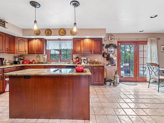 5th image of 219 Stirling Dr